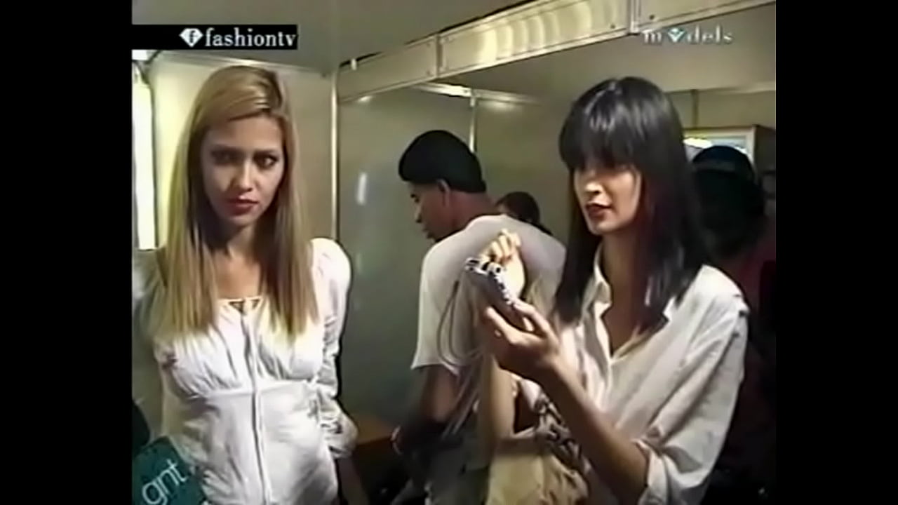 ANA BEATRIZ BARROS - DESCUIDO EN DESFILE (2013)