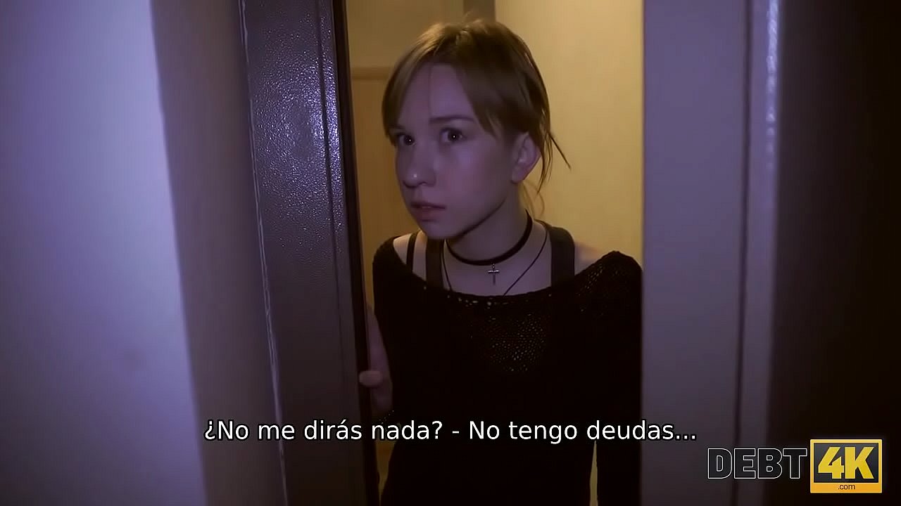 Debt4k. La estudiante no tiene posibilidades de pagar por un nuevo iPhone, por lo que necesita chupar ahora