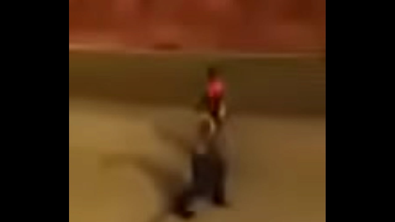 CJ COMENDO NOVINHO EM PUBLICO