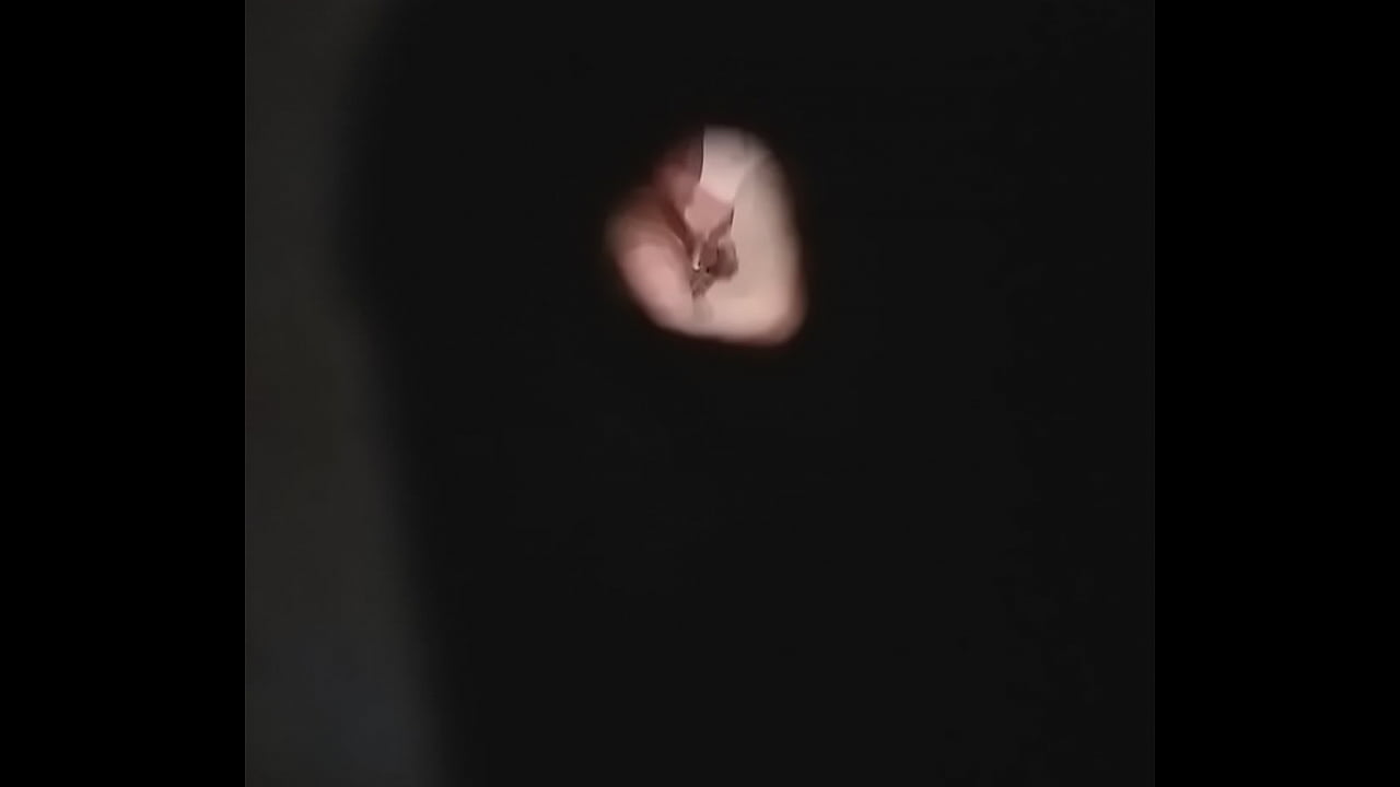 mi hermano ba&ntilde;andose mientras por hoyo en la puerta del ba&ntilde;o lo espiaba