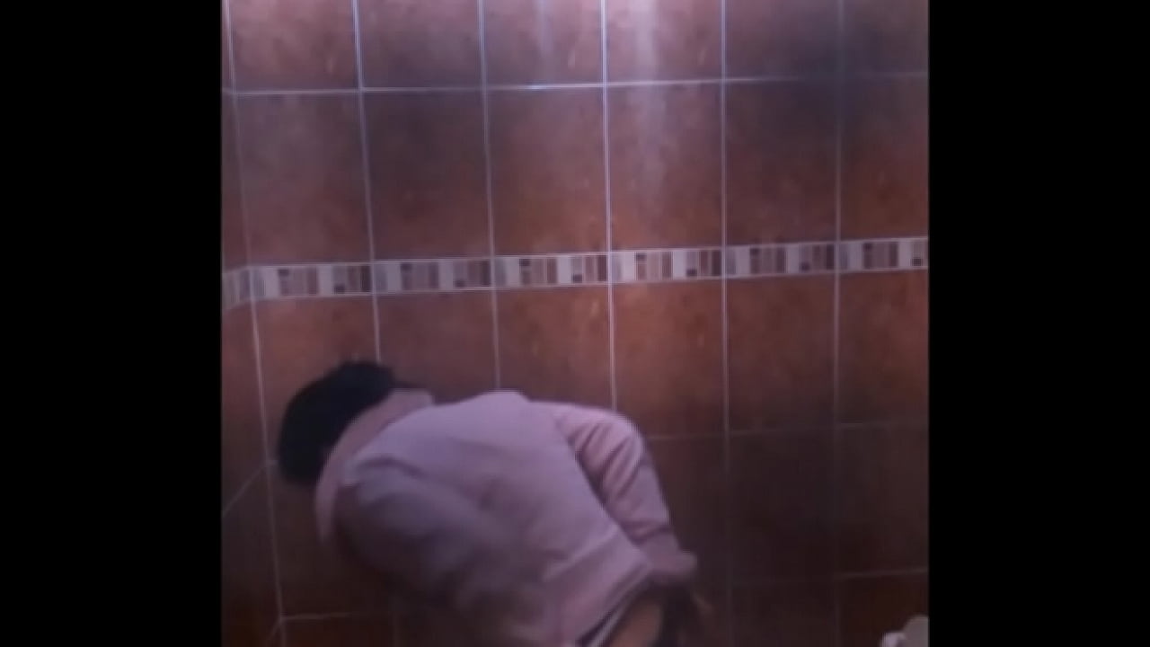 La guarra de mi prima buenota en el ba&ntilde;o