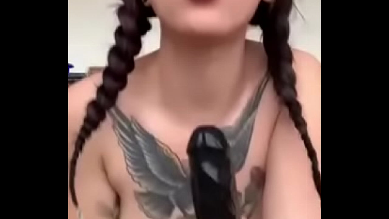 Chica se masturba, con juguete sexsual