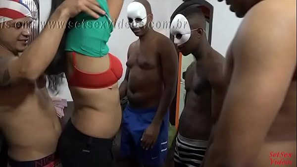 Casal amador do site SetSex vai a um gangbang com amigos por fantasia da esposa.