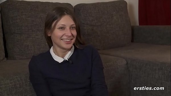 Amateur Teen Masturbates thru Panties