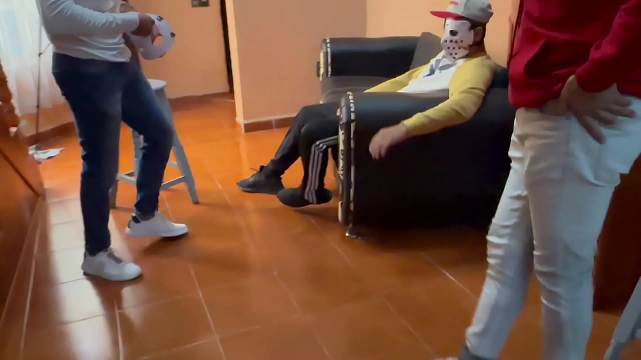 Le pagamos a un heterosexual para follarse a un homosexual por el culo