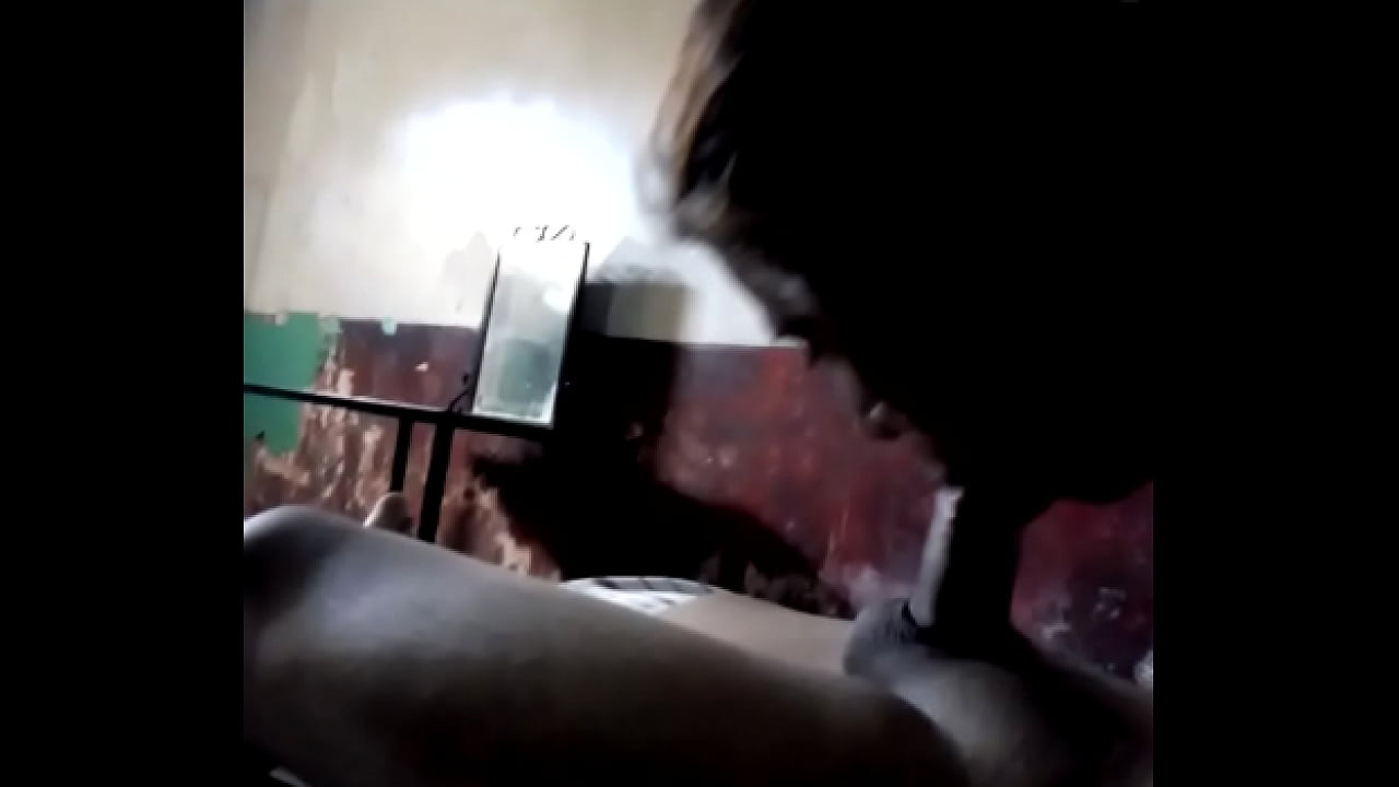 Chica disfruta dando una mamada