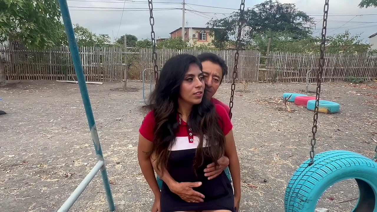 Sexo en parque p&uacute;blico un viejo y dos mujeres jovencitas tetonas y culonas - TR&Iacute;O CASERO REAL AMATEUR