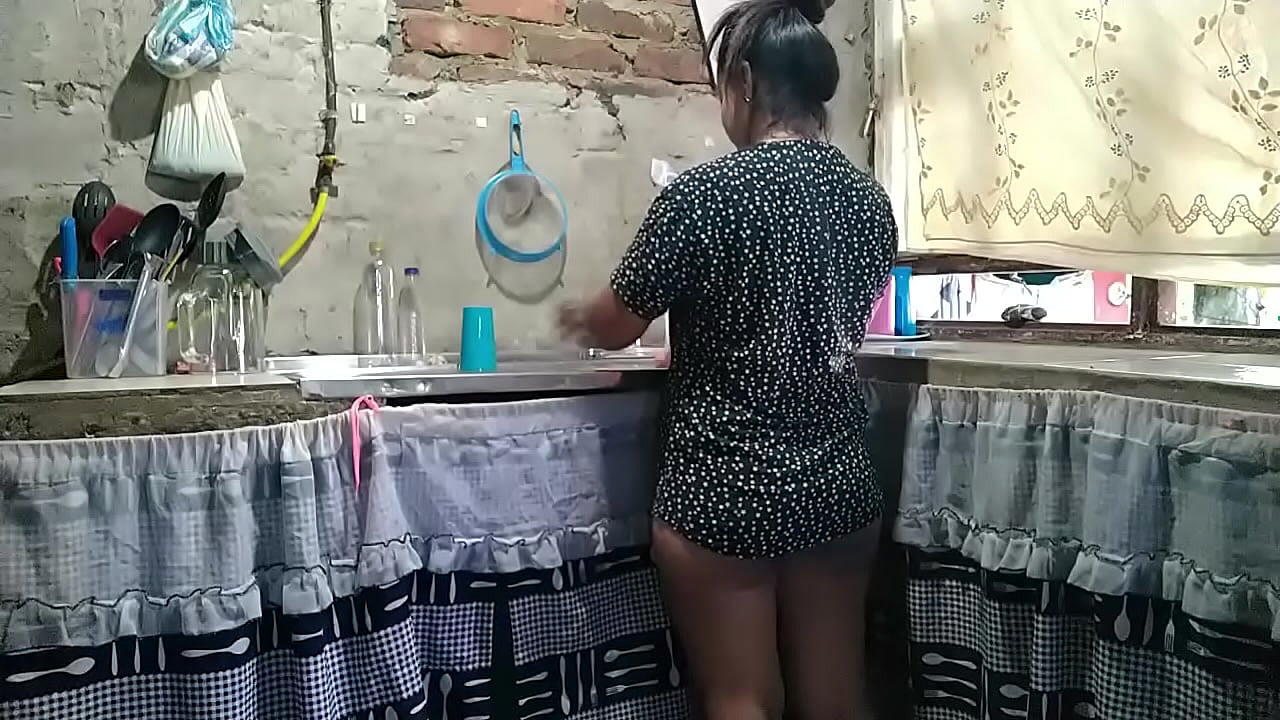 latina cachonda enga&ntilde;a a su esposo con su propia hermanastra, teniendo sexo en la cocina