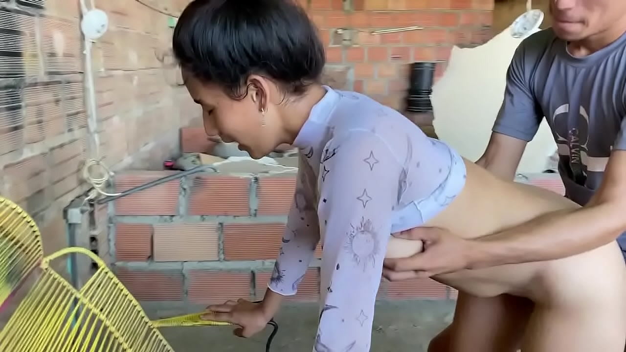 el amigo de mi novio me folla mi co&ntilde;o y me le tomo toda su leche