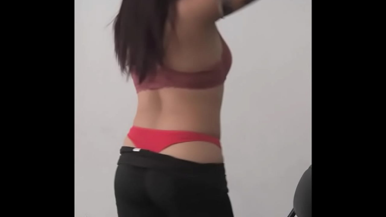 la perra es una zorra y celebra una nueva era!! ella es mi hermanastra la tetona caliente