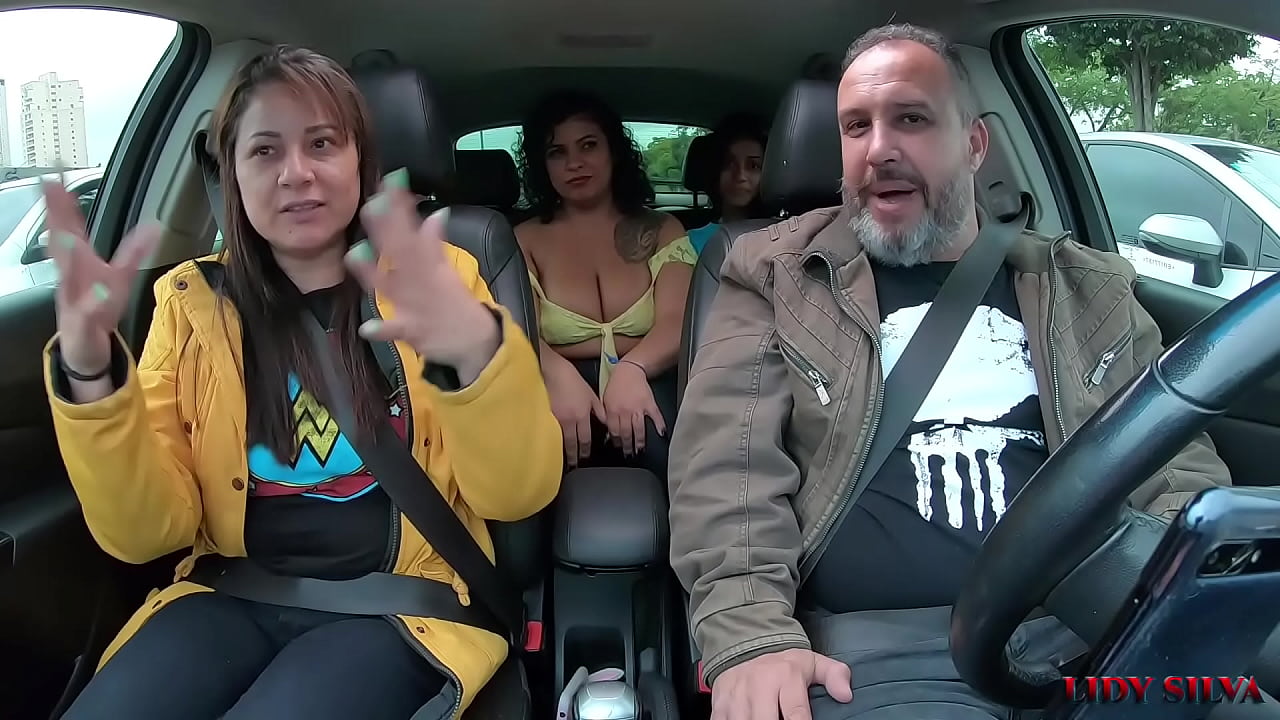 Muita putaria no carro do Ted com as novinha