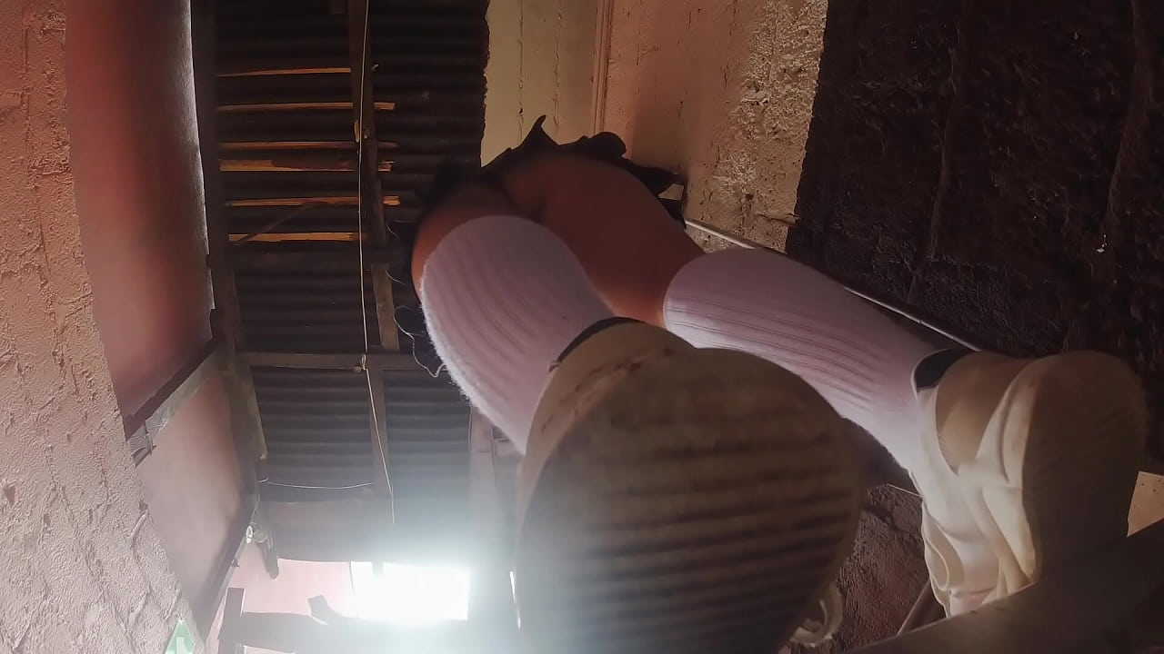 estudiante de falda corta es grabada con celular por su profesor