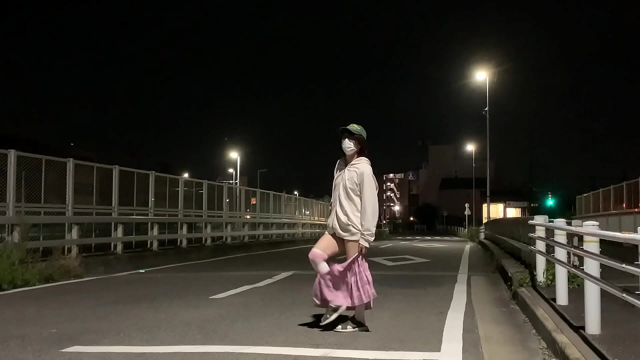 女装まゆの深夜全裸露出で大股開き