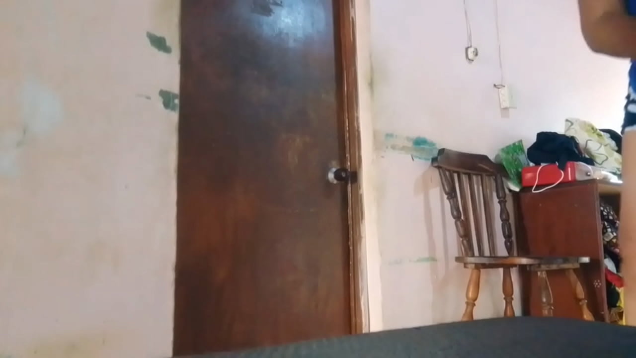 Le muestro mi gran culo a mi vecino pervertido porque le encanta mucho mi culo.