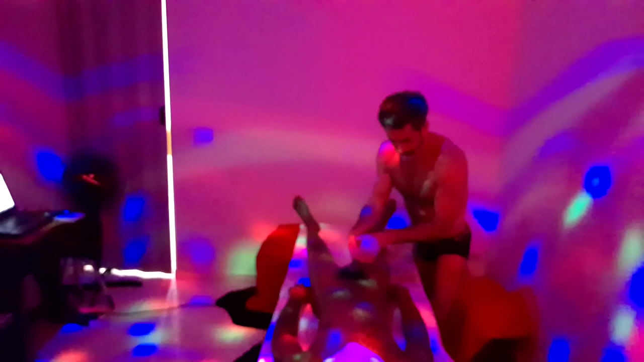 Que delicia massagear este Deus &Eacute;bano roludo