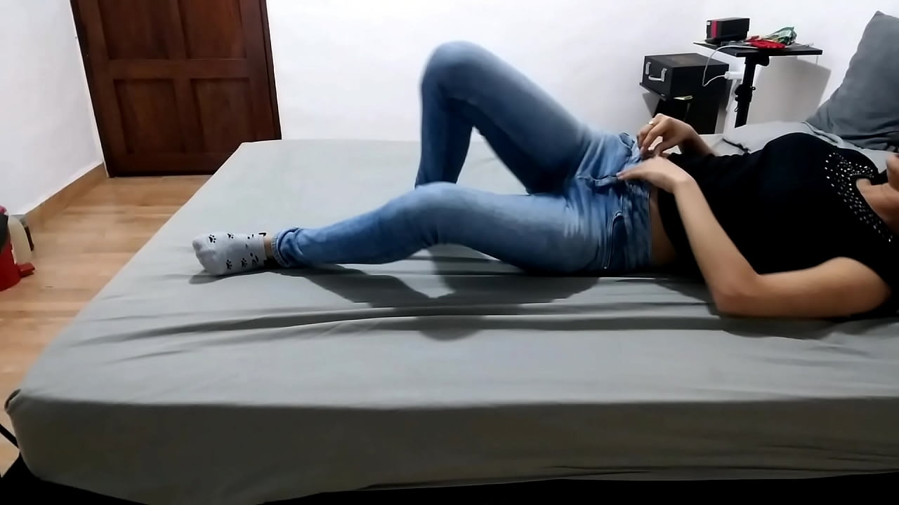 Mi vecina me regala sus mejores poses en la cama