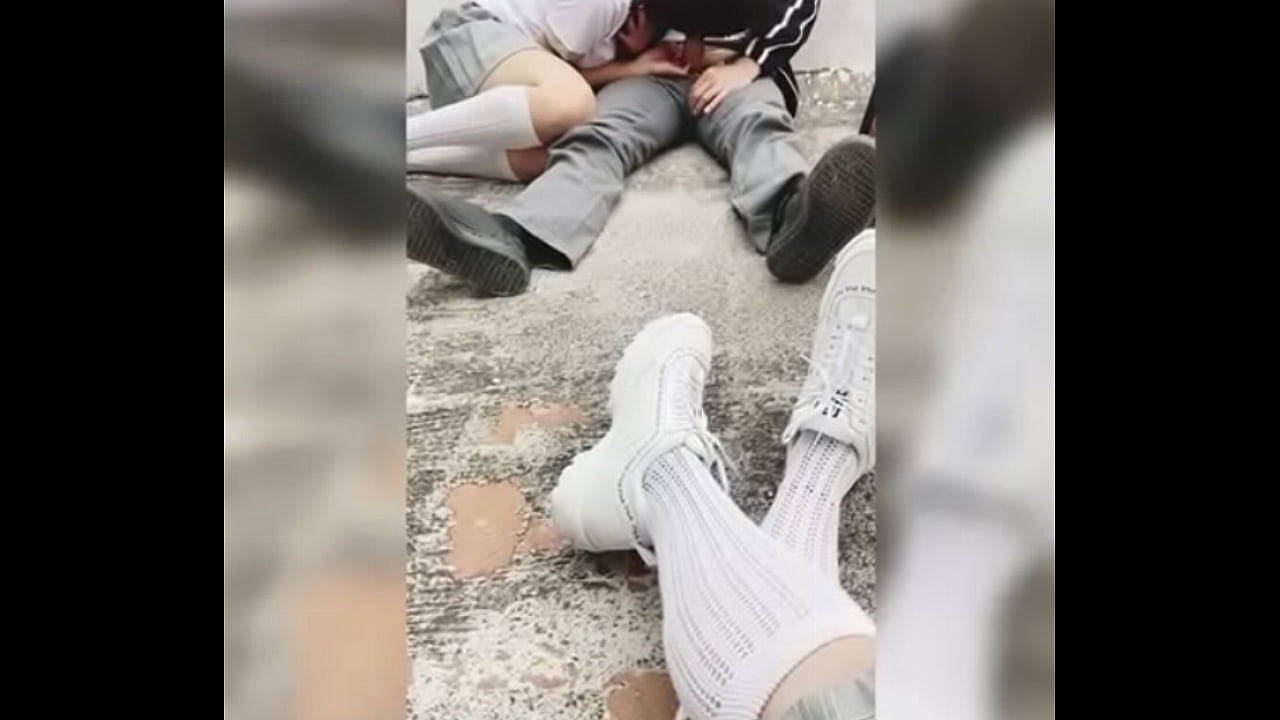 Mejores Amigas Estudiantes se Graban en la Escuela Chup&aacute;ndosela a un Alumno y Cogiendo. Sexo Casero!  # 1