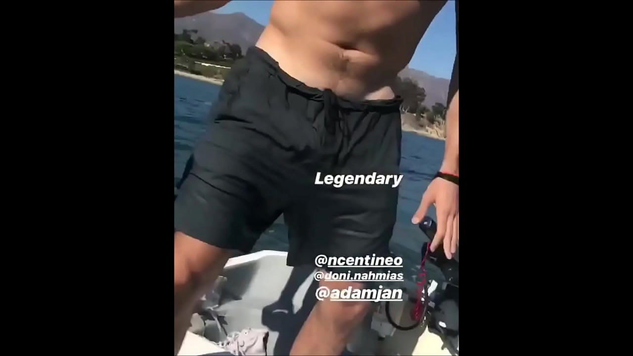 Tesudo deixa os pelos da piroca a mostra