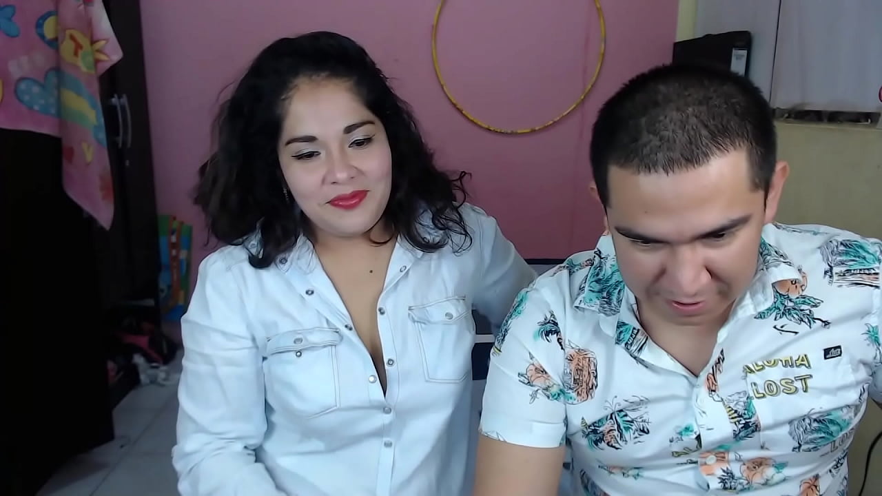 Mi padrastro meti&oacute; su enorme verga en mi peque&ntilde;o co&ntilde;o peludo y me di&oacute; de tragar semen