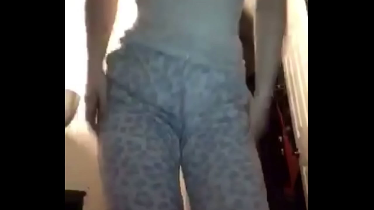 Novinha pagando os peitinho ao vivo