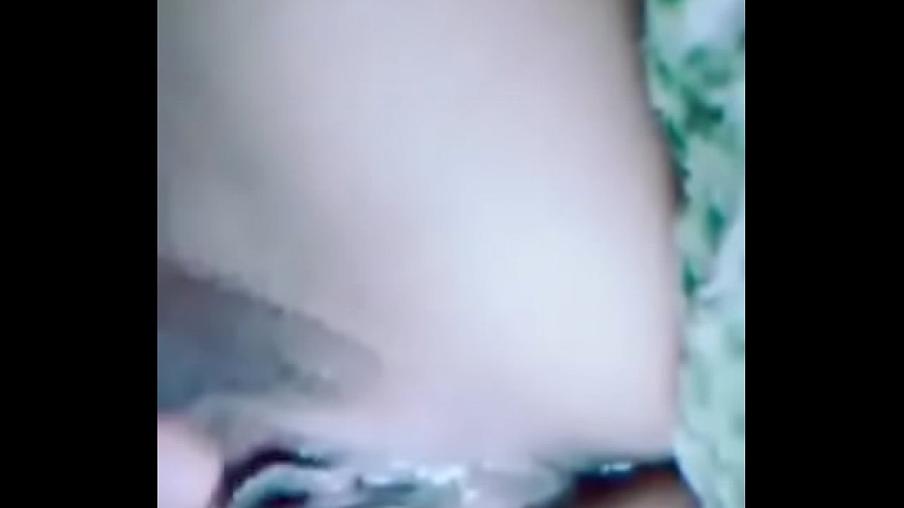 se mete dedo pensando en su novio