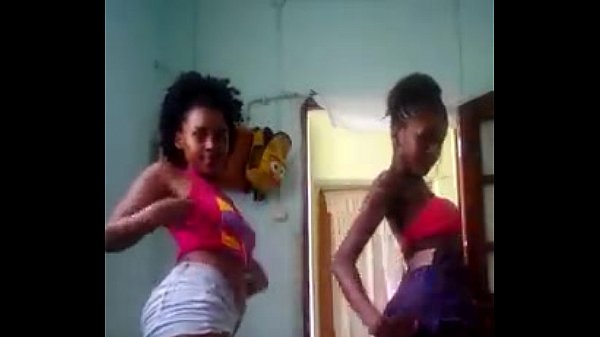 duas cabo-verdiana dan&ccedil;ando funk