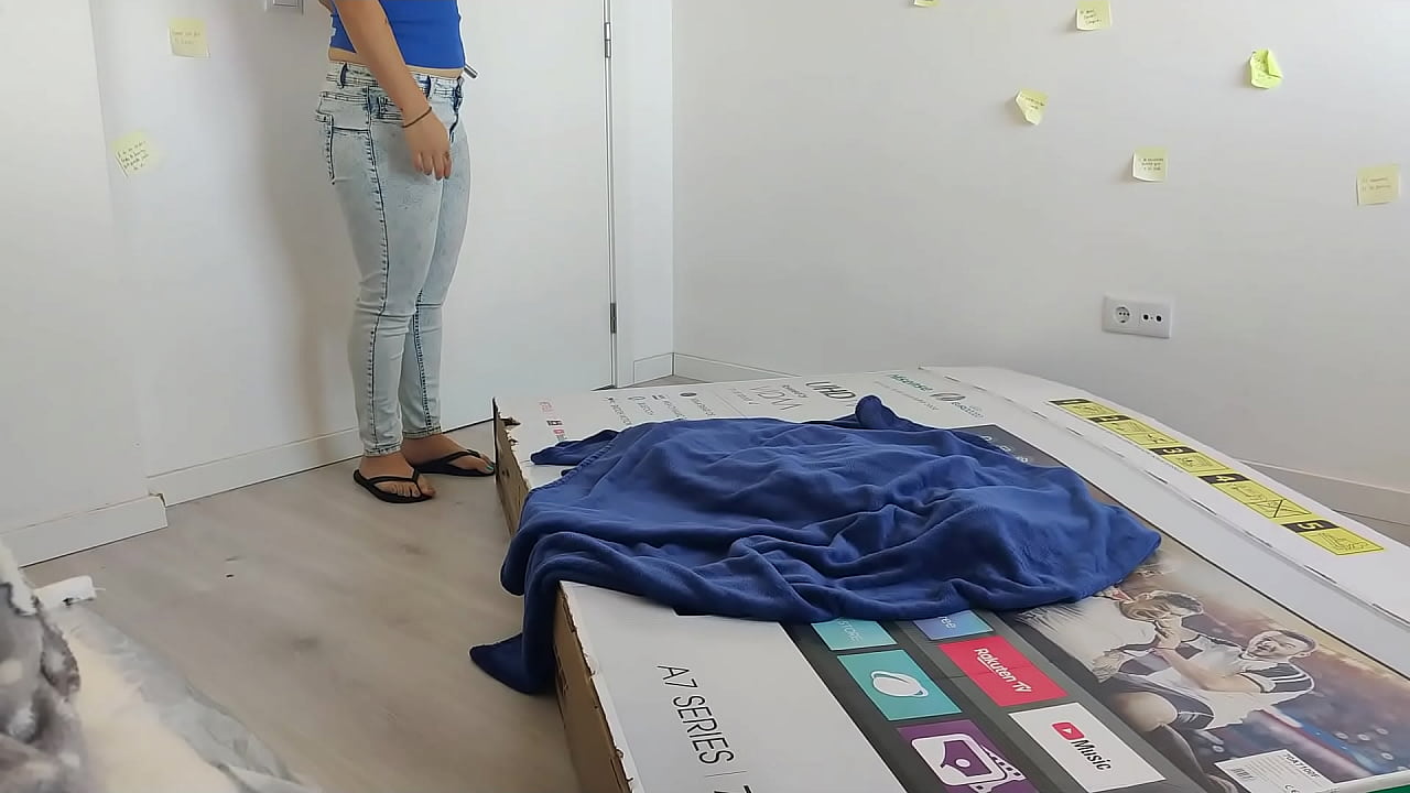 Follando a mi madrastra por un agujero en una caja, pens&oacute; que era mi pap&aacute;