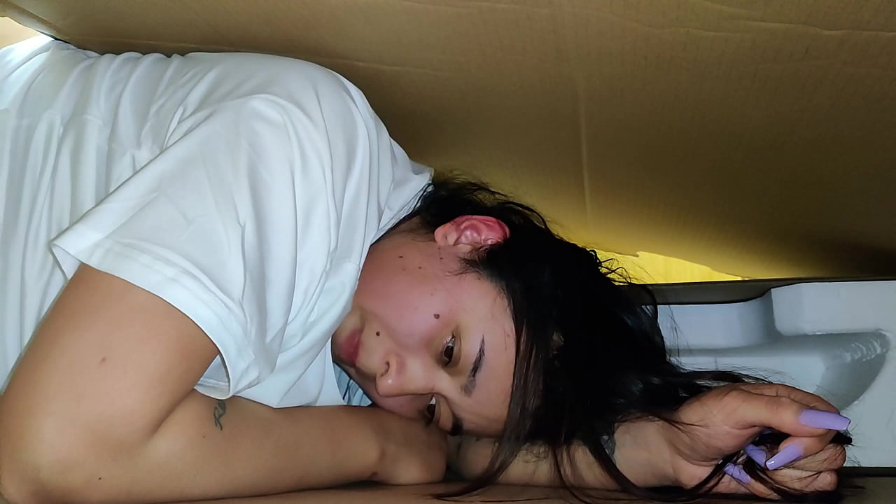 Hermanastra recibe corrida interna anal a trav&eacute;s de un agujero en una caja