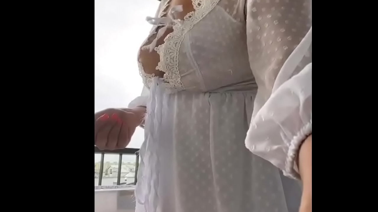 jovencita en traje blanco