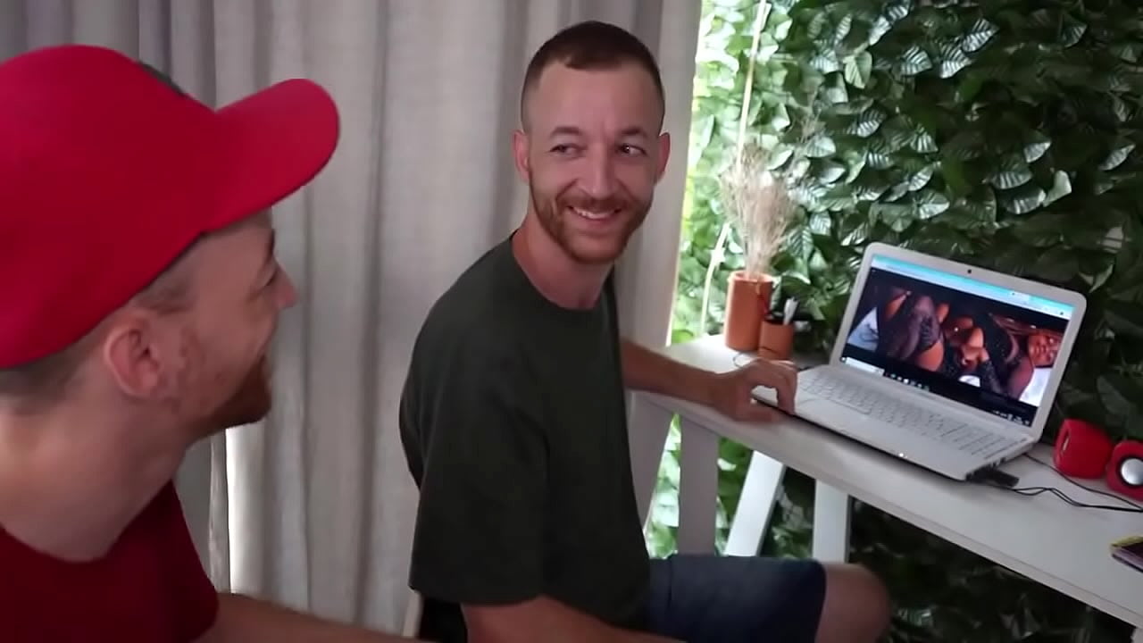 G&ecirc;meos transando gostoso com a novinha vendada!Twins having good sex with the blindfolded girl!#twinsbrothers #Twinscu ...