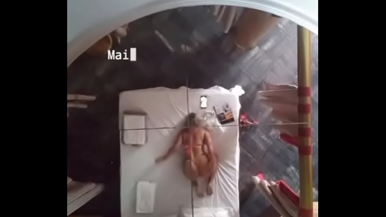 bem safadinha provocando e fazendo exibicionismo