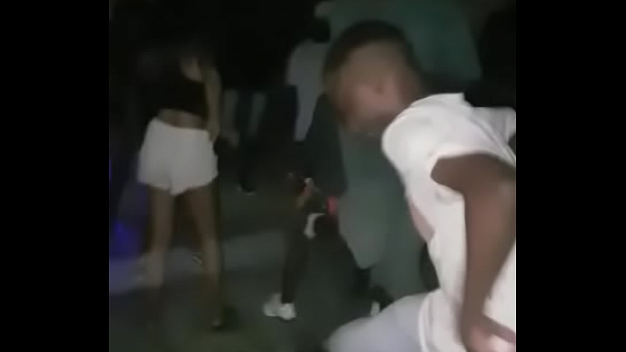 Novinho botando pra fude na dan&ccedil;a no meio do dunas enquanto retardado grita atr&aacute;s o homi dan&ccedil;a muito