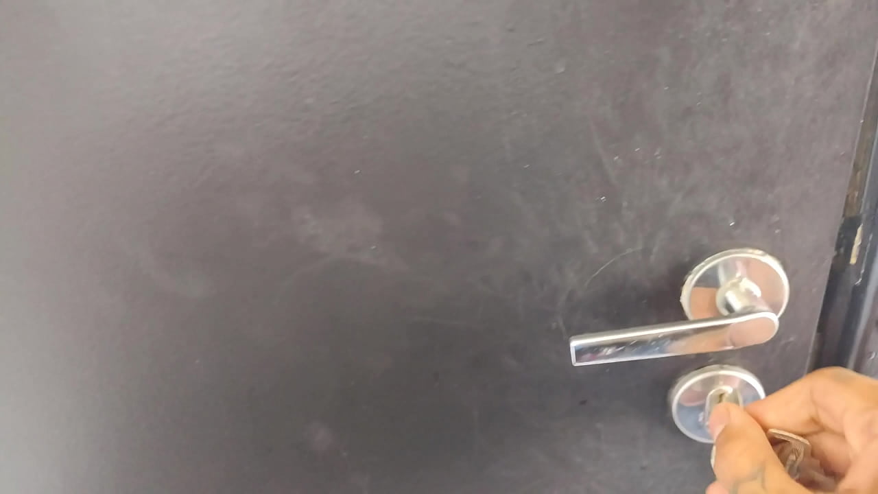 Mulher flagrada pelo marido mostrando a buceta em uma live expl&iacute;cita.