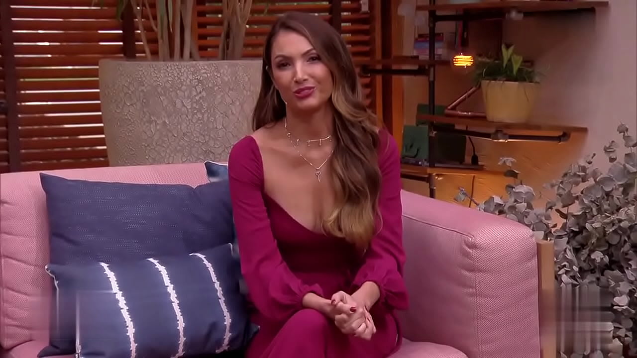 Patr&iacute;cia Poeta - &Eacute; de casa (22.05.21) - parte 01 - patricia mostra seus peitos, s&oacute; que precisa dar um levantada nesse peitos, alguem precisa chupa-los lindas pra ficar maduro e cheios