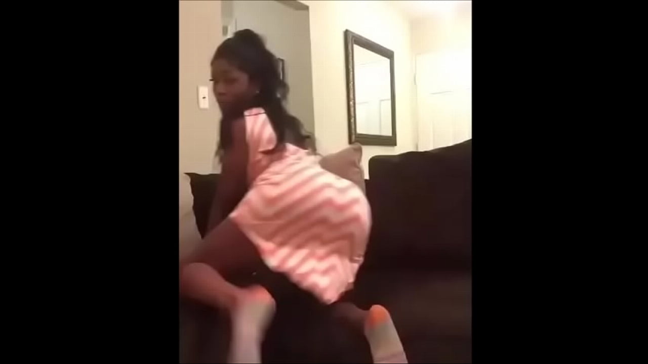 Sexy shaking ass twerk
