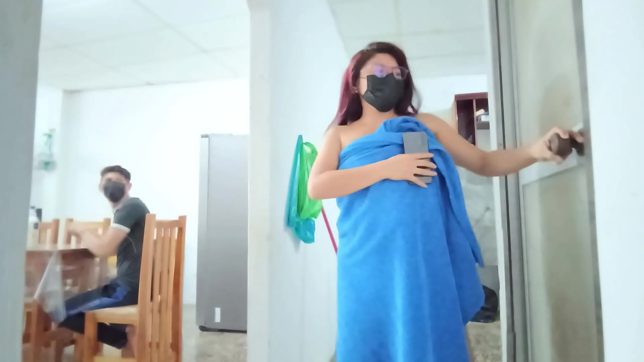 mi hermanastra madurase pasea con la toalla mientras yo estoy con el celular, luego entra al ba&ntilde;o y la observo para masturbar mi gran pene
