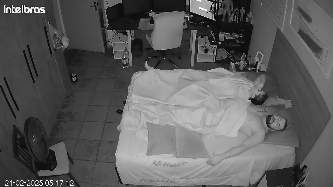 Eles fingem esquecer a c&acirc;mera como loucos no quarto