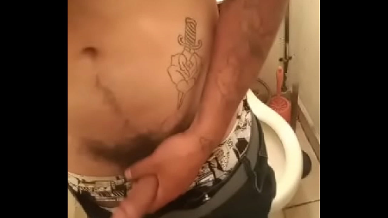 Chacal pervertido muestra su peque&ntilde;a verga pero peluda