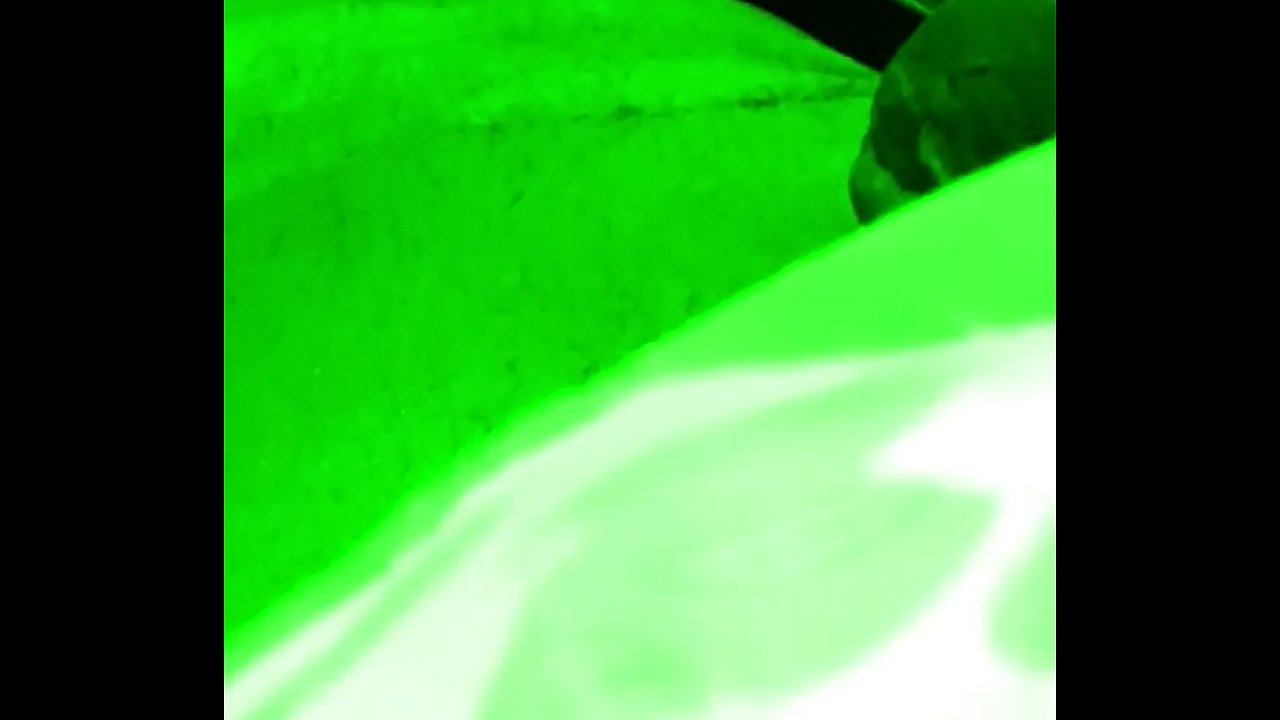 Meio-irm&atilde;o pego se masturbando no escuro (2)