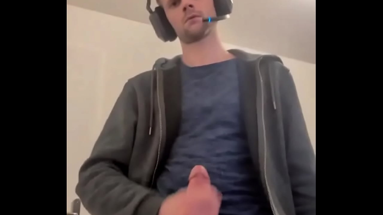 Game ON... et plus encore ! Casque de gaming sur la t&ecirc;te, joystick dans une main... mais l&rsquo;autre mane...