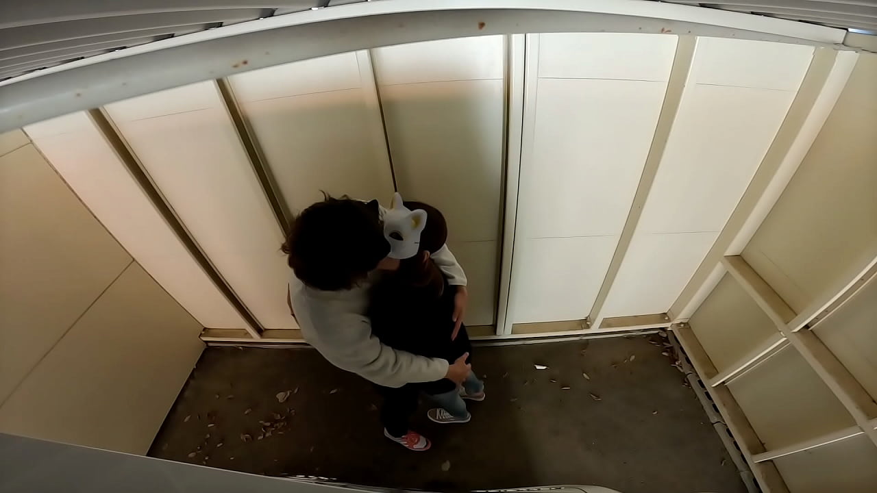 喘ぐのを我慢してガレージで中出しSEX