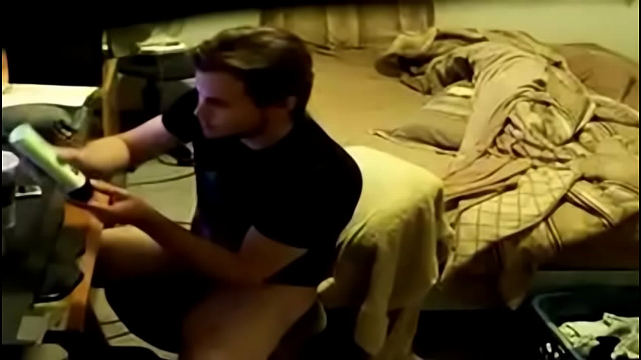 str8-guy-plays-with-himself