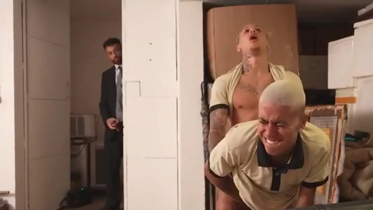 PEGUEI MEU COLEGA NO TRABALHO E MEU CHEFE VIU PELAS CAMERAS. SAFADO N&Atilde;O AGUENTOU E QUIS PARTICIPAR. - FREE