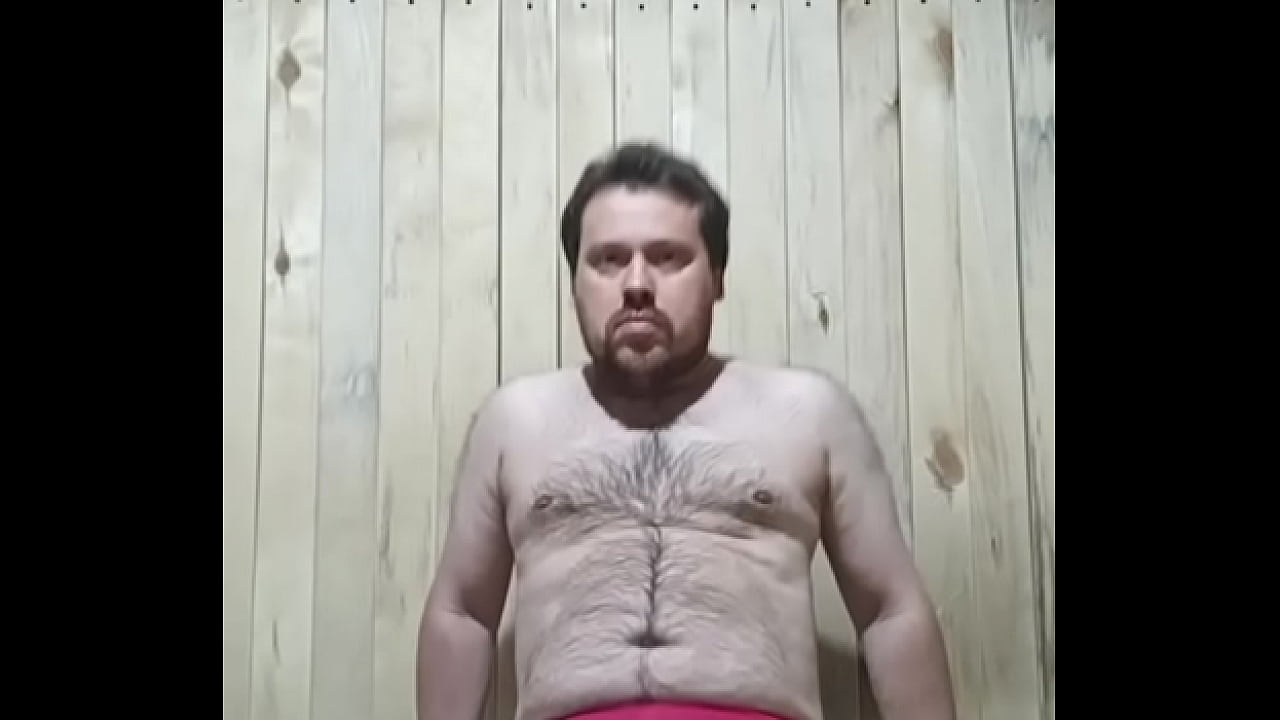 Гей хвастается своей огромной жопой и растянутым аналом!