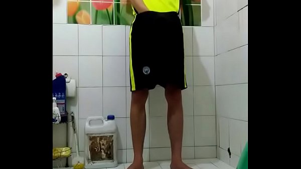 Boy hư t&egrave; ra quần r&ugrave;i s&oacute;c lọ sau khi đ&aacute; về