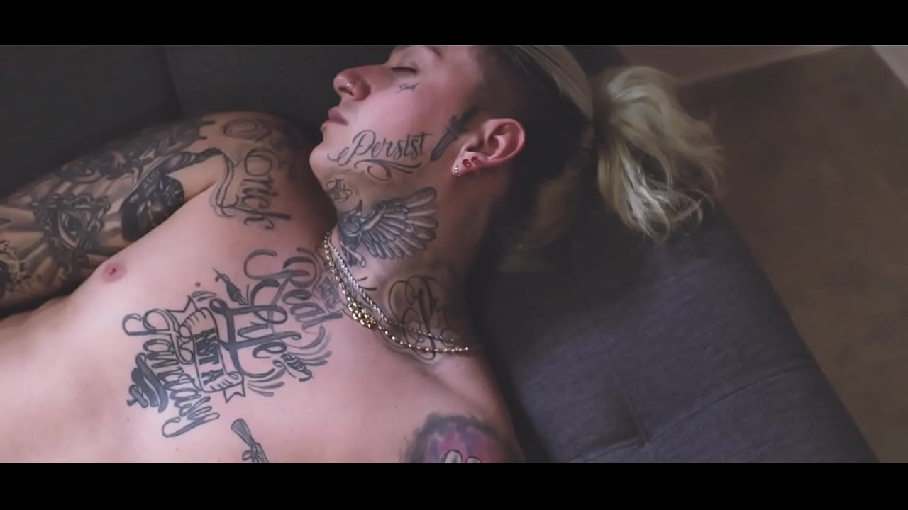 Mi Hermanastra me descubre masturbandome y no duda en agarrarme la Verga ZacTeFolla!