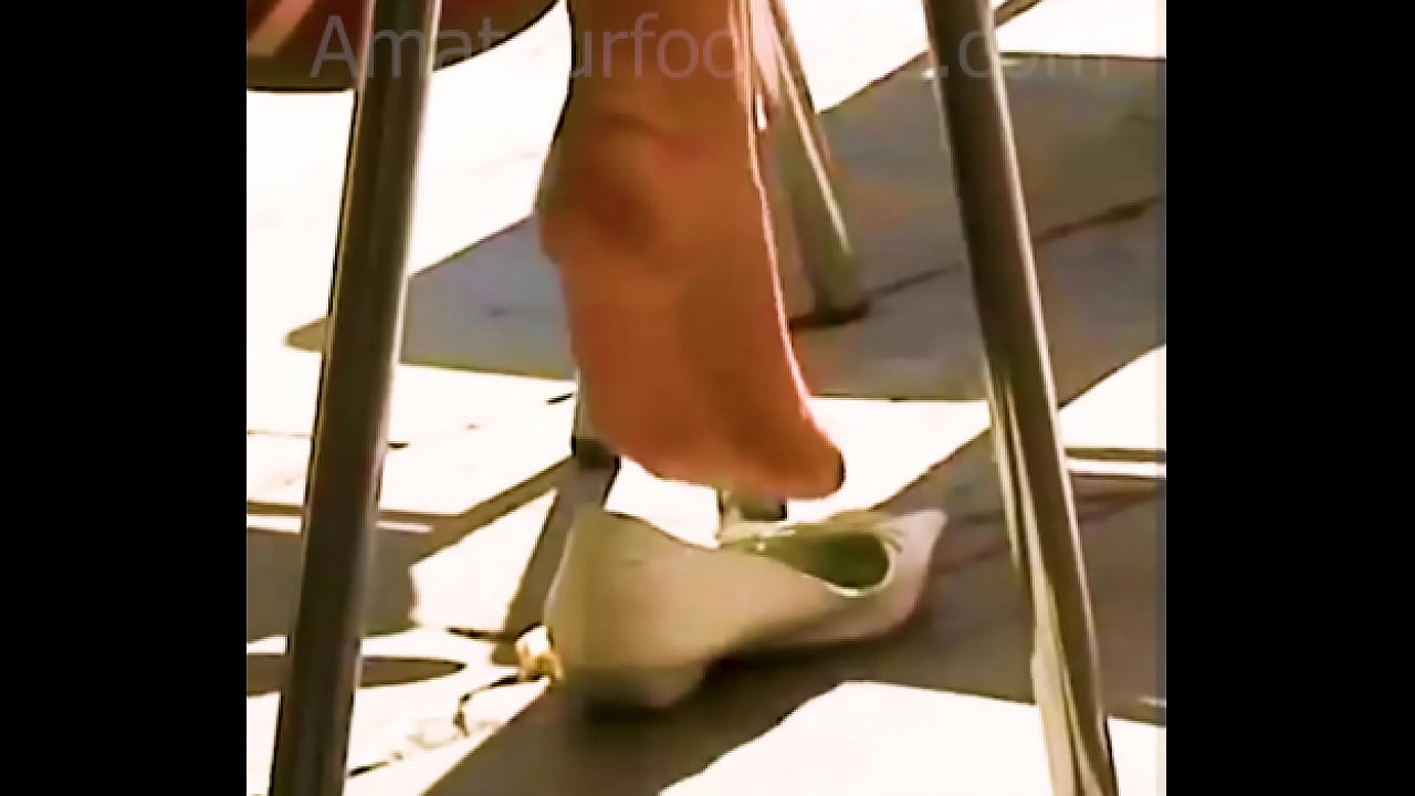 shoeplay dipping dangling Candid Feet Girls, Voyerfeet, Shoeplay, Shoe Play, barefoot,