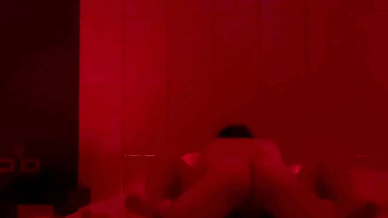 Le doy duro a mi novia en el cuarto rojo y me monta con sus tetotas