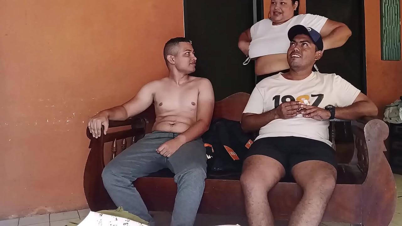 Soy una profesora muy cachonda y me gusta que mis dos alumnos preferidos me den una buena cogida para que pueda pasar de grado