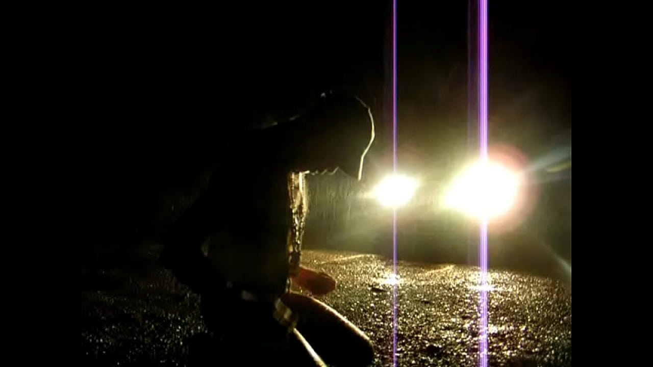 epreuves exhib sur les seins et couilles bien mouill&eacute;e une nuit pluvieuse